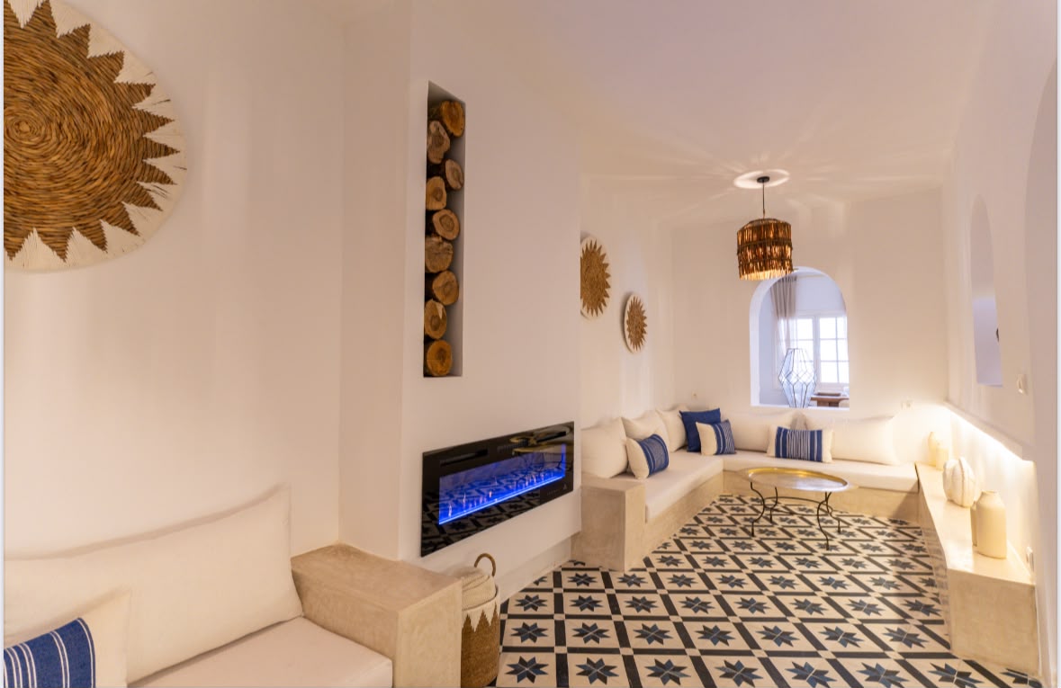Salon marocain avec cheminée