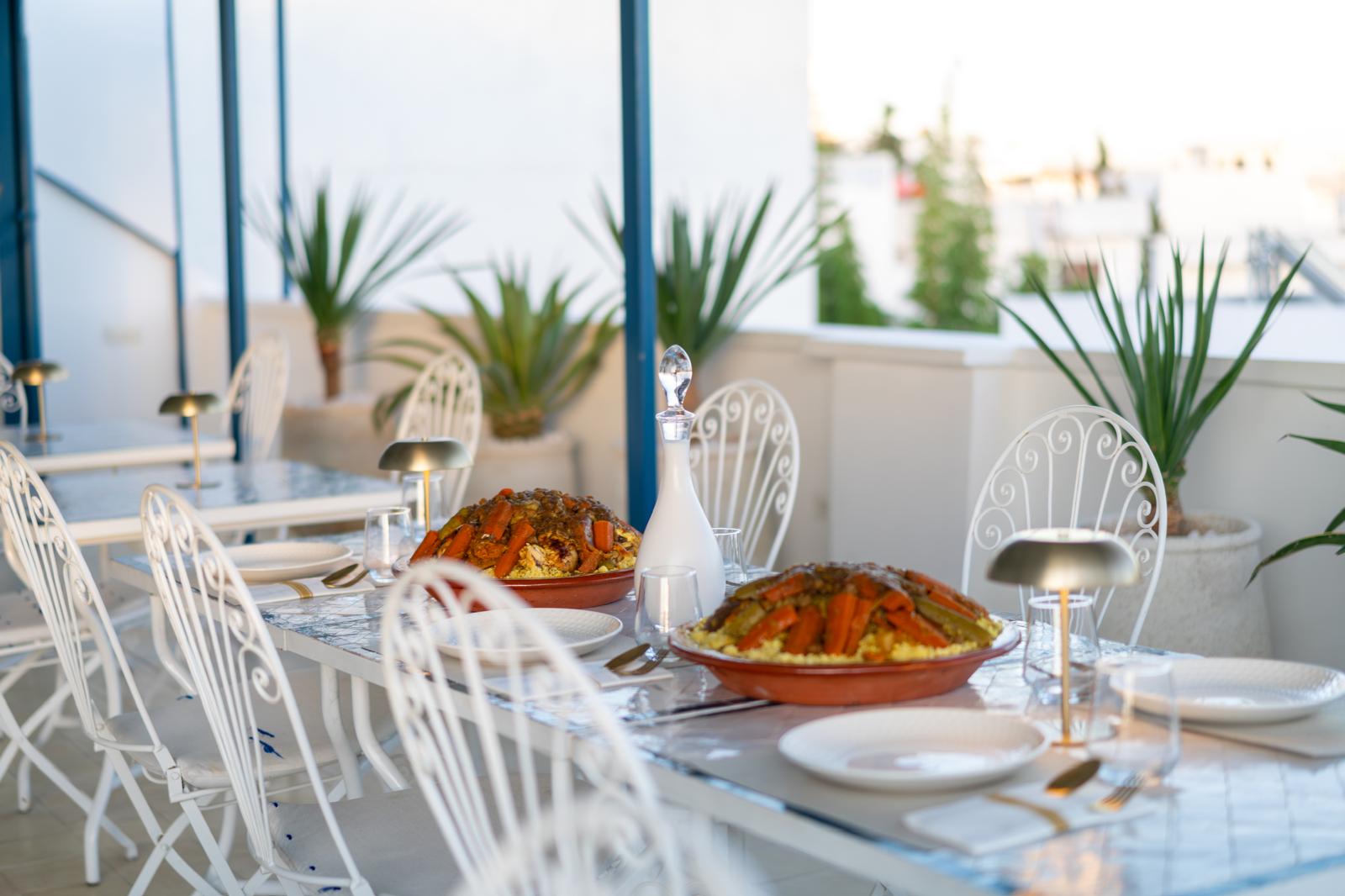 Couscous marocain servi à table