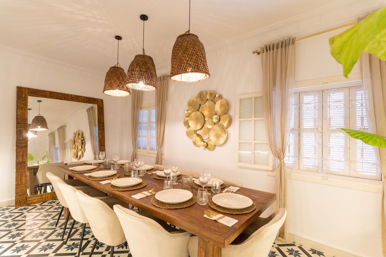 Grande table d'hôte en bois